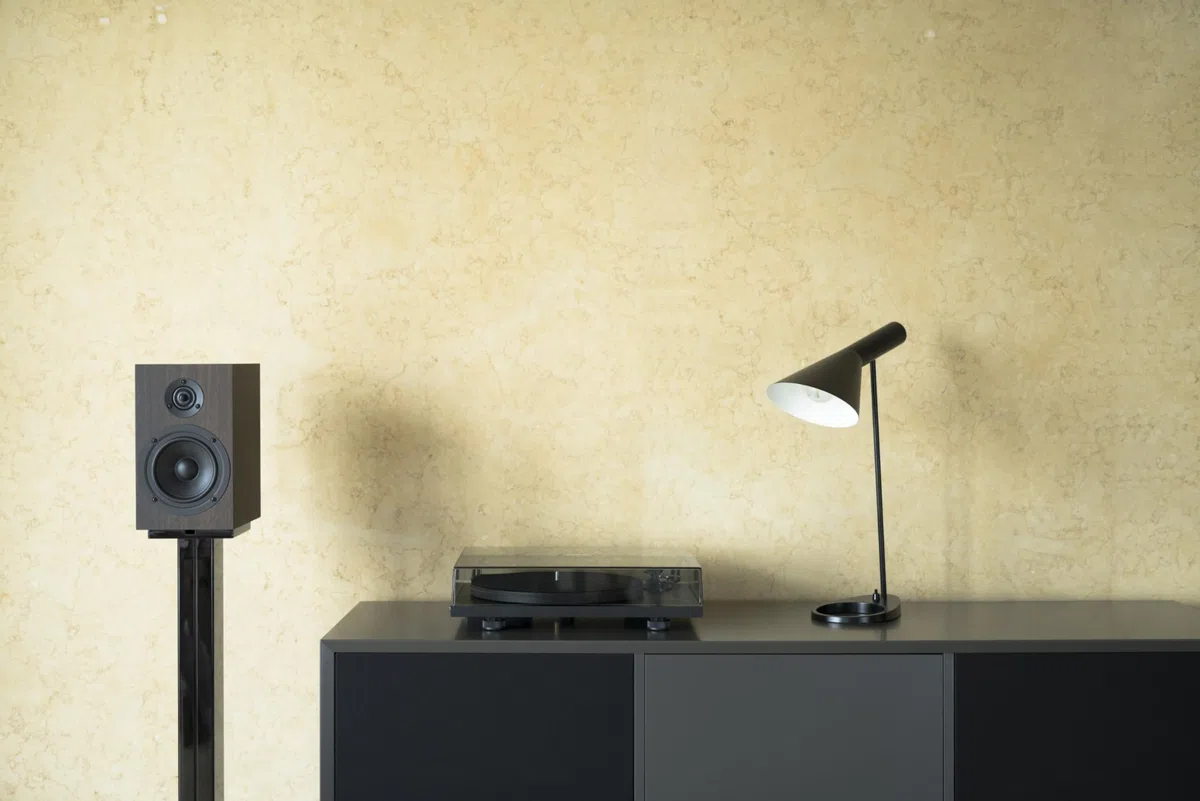 Pro-Ject Primary E Platine Vinyle Audiophile Plug & Play avec Ortofon, Noir | Tourne-disque Hi-Fi à entraînement par courroie, moteur synchrone, capot anti-poussière inclus et fabriqué en Europe