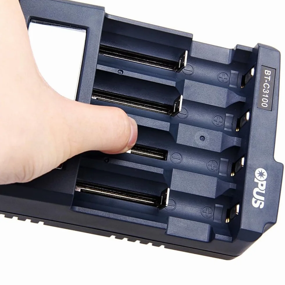 BT-C3100 Adaptateur Universel 4 Emplacements pour Batteries Li-ION Rechargeables EU Plug