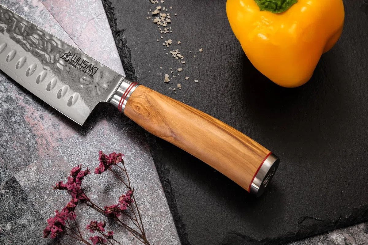 Wusaki - Couteau Santoku Lame Damas 17cm acier inoxydable 10Cr Manche Olivier avec coffret cadeau