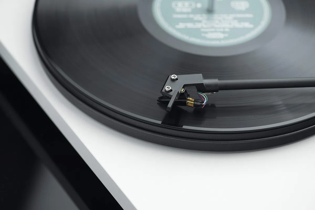 Pro-Ject Primary E Platine Vinyle Audiophile Plug & Play avec Ortofon, Noir | Tourne-disque Hi-Fi à entraînement par courroie, moteur synchrone, capot anti-poussière inclus et fabriqué en Europe