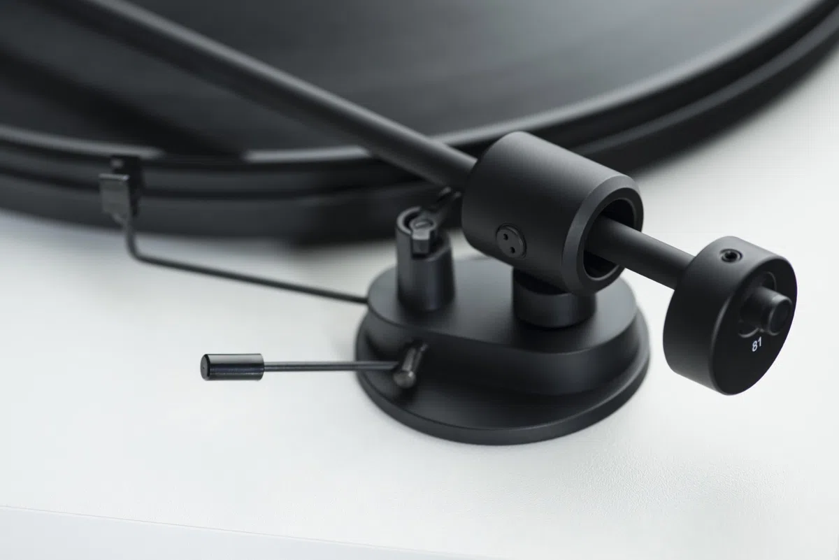 Pro-Ject Primary E Platine Vinyle Audiophile Plug & Play avec Ortofon, Noir | Tourne-disque Hi-Fi à entraînement par courroie, moteur synchrone, capot anti-poussière inclus et fabriqué en Europe