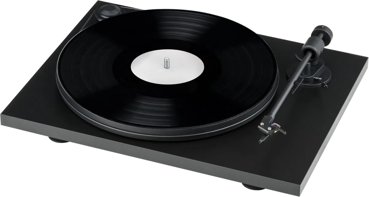 Pro-Ject Primary E Platine Vinyle Audiophile Plug & Play avec Ortofon, Noir | Tourne-disque Hi-Fi à entraînement par courroie, moteur synchrone, capot anti-poussière inclus et fabriqué en Europe