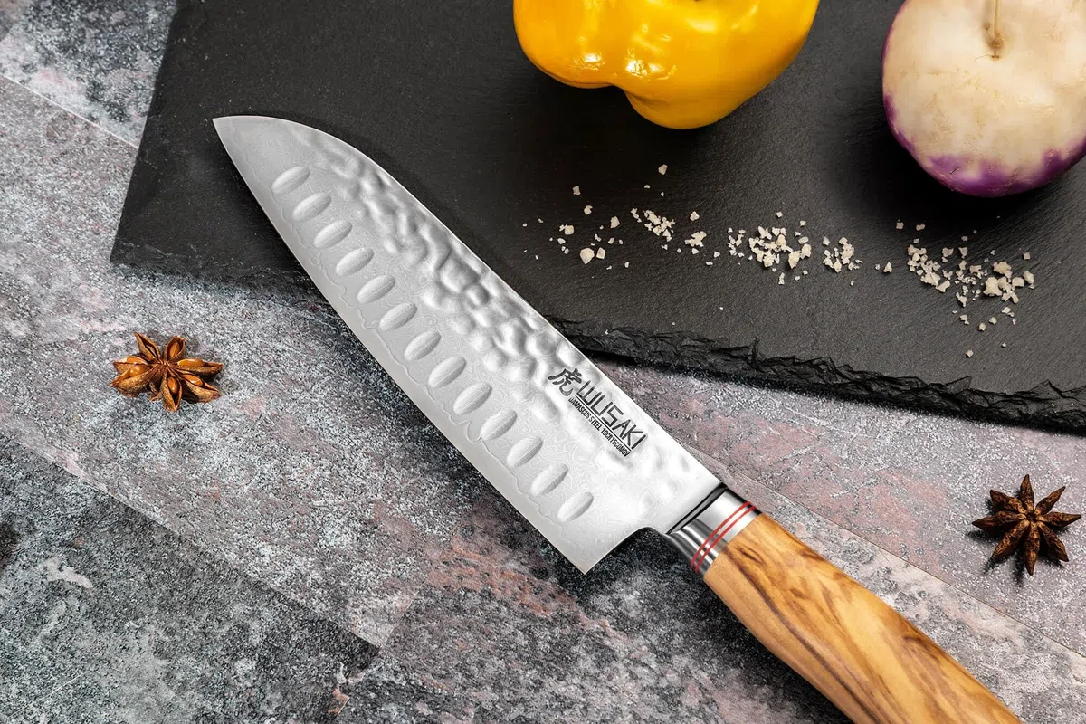 Wusaki - Couteau Santoku Lame Damas 17cm acier inoxydable 10Cr Manche Olivier avec coffret cadeau