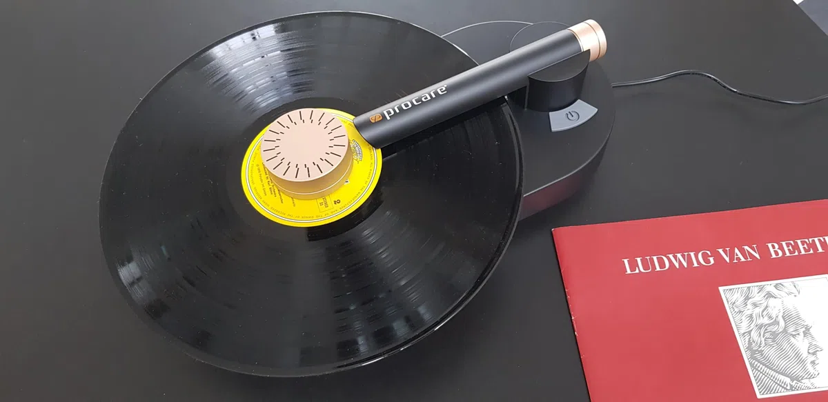 Procare Vinyl-Xperience Kit de Nettoyage de disques Pro – Comprend Une Machine de Nettoyage de disques, Une Brosse Antistatique en Fibre de Carbone, Une Brosse à Disque en Velours Doux, Un souffleur