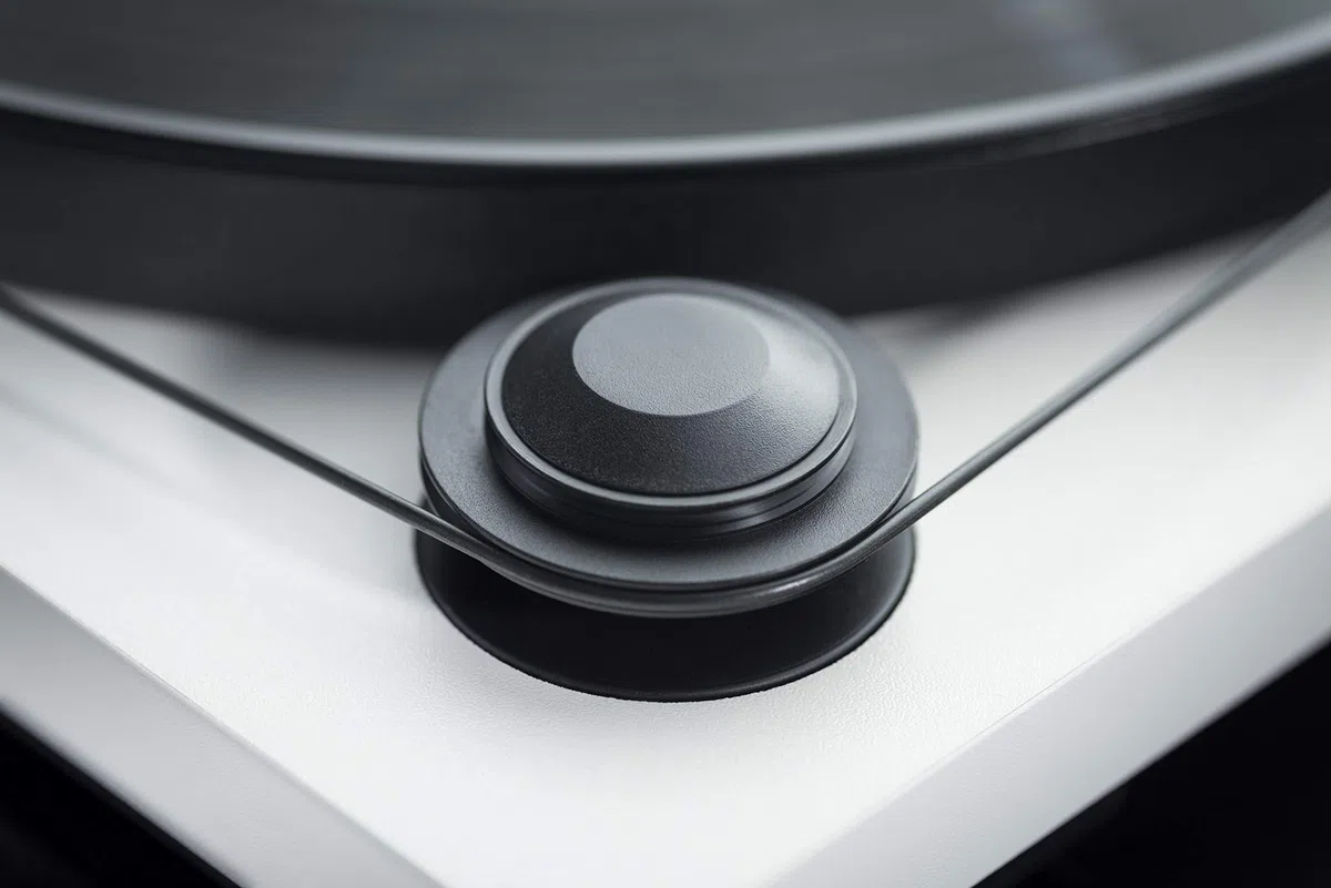 Pro-Ject Primary E Platine Vinyle Audiophile Plug & Play avec Ortofon, Noir | Tourne-disque Hi-Fi à entraînement par courroie, moteur synchrone, capot anti-poussière inclus et fabriqué en Europe